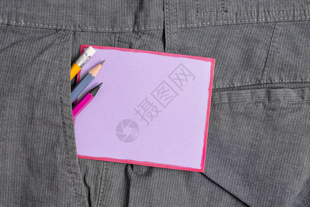 男子工作裤口袋内写作设备和紫图片