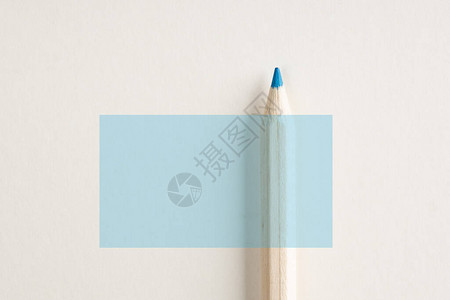 紧贴木制蓝铅笔垂直蓝色矩图片