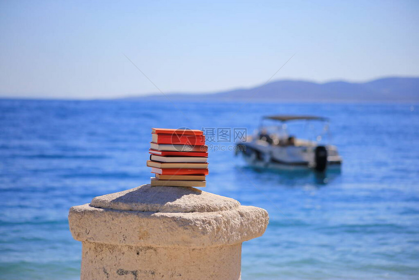 海边石柱上的一摞书图片