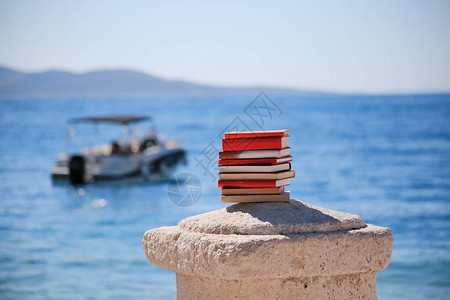 海边石柱上的一摞书图片