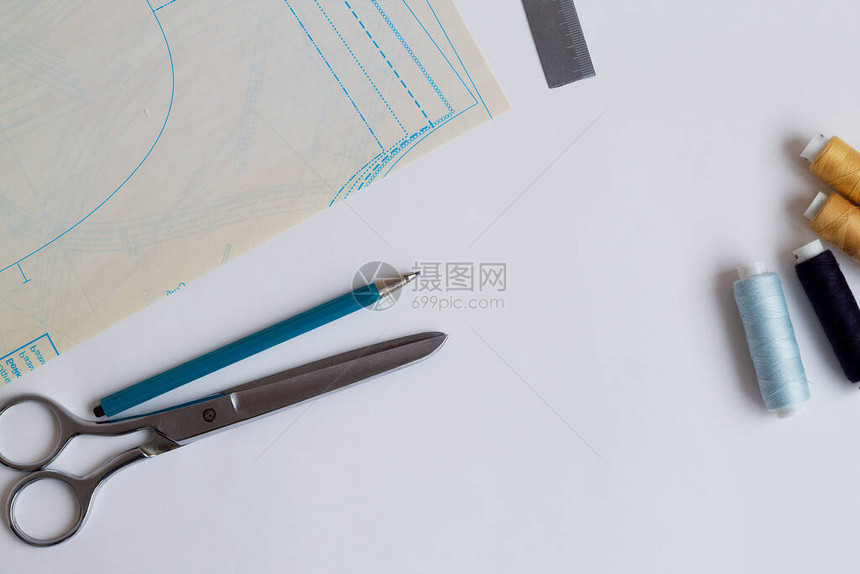 针线活文具上白色孤立缝纫线铅笔尺子剪刀和时装设计师白桌上的图案顶视图复制空间白色背景上图片