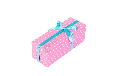 圣诞节或其他节日手工制作的礼物用粉红色的纸和蓝丝带图片