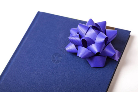 特别资讯素材蓝笔记本日历有大蓝圆彩带首饰的书背景