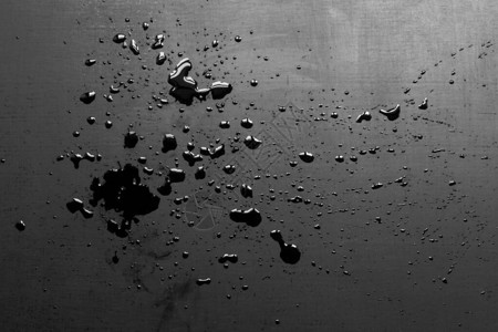 黑色面板上的水滴背景图片