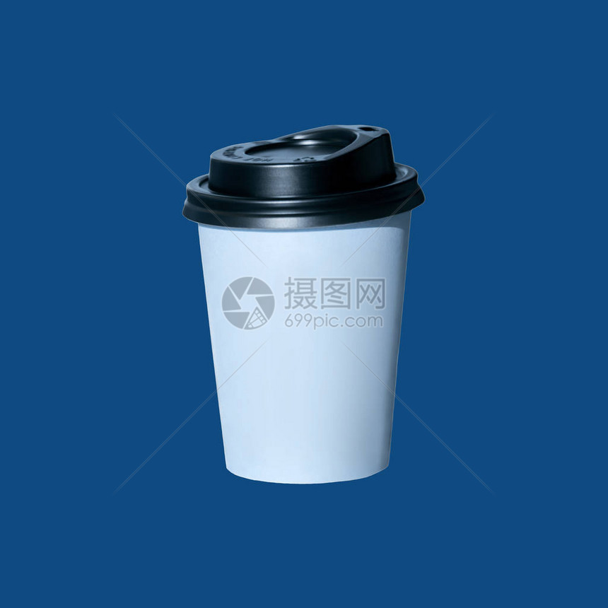 咖啡去孤立的蓝色背景带黑盖的空白牛皮纸杯热饮外卖商店咖啡厅菜单生活方式概念图片