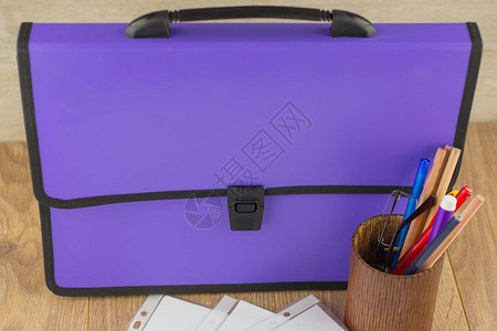 桌子上的淡紫色文件夹图片