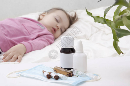 睡眠儿童背景上的药品和安眠药图片
