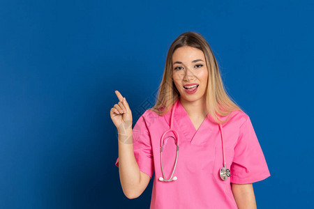 蓝色背景上穿着粉色制服的金发医生图片