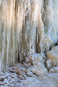 在冬天季节的冻瀑布图片