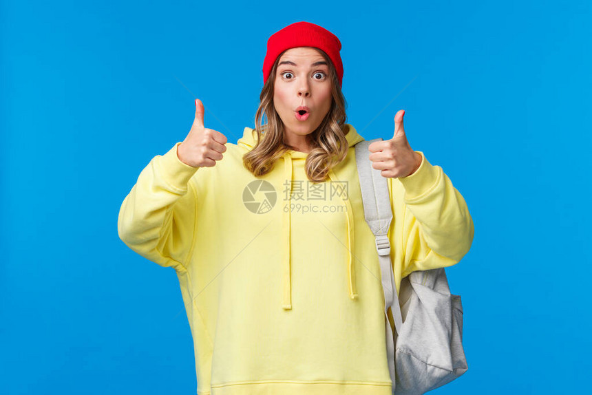 穿着红色无檐小便帽和黄色连帽衫的漂亮金发年轻女学生印象深刻图片