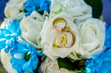 花束上的结婚戒指图片