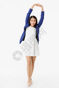 身着蓝商业西装和白裙子的年轻亚洲美女图片