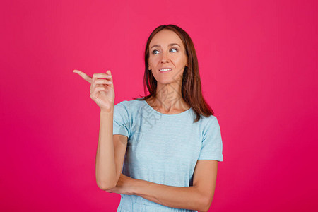 一位印象深刻的女士展示手势的特写照片图片