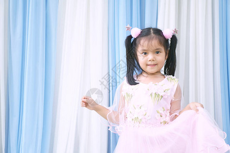 亚洲儿童可爱或小女孩在婚礼上为伴娘和公主或仙女在爱情中微笑图片