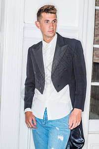 纽约市家中年轻英俊男子的画像20岁男子身穿黑色燕子图片