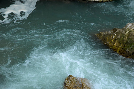 山河在石头之间流淌水与石块对打喷洒向图片