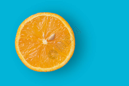 橙色背景关闭蓝色背景的半切橙子水果复图片