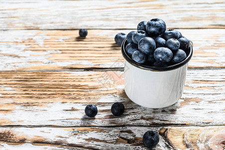 白色杯子里的蓝莓抗氧化有机超级食品健康饮食的概念白色图片