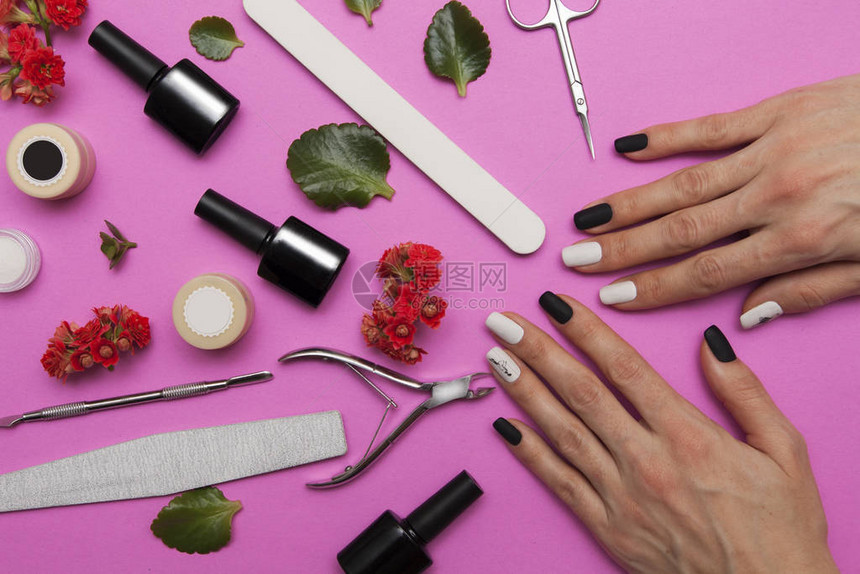 黑白美甲指在一个女人的手上修指甲的工具粉红色图片