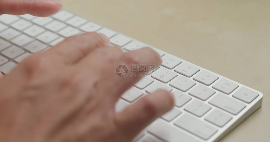 在电脑键盘上打字的人图片