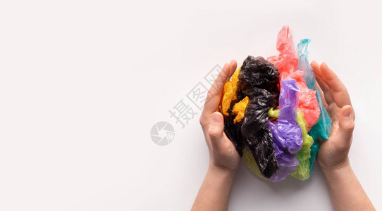 手持彩色塑料袋的球成型塑料袋的妇女图片