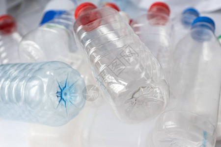 不同颜色瓶盖的透明塑料瓶特写照片图片