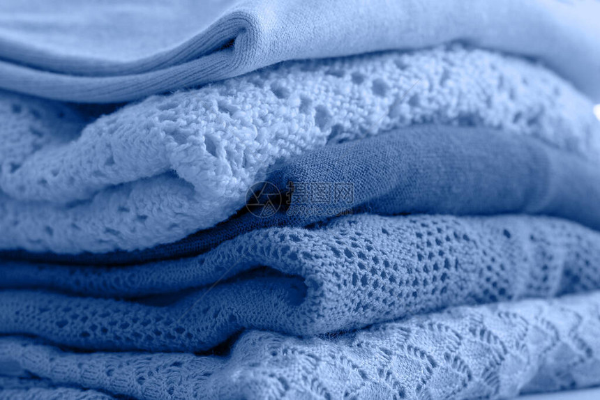 蓝色模式的羊毛衫堆叠慢时装概念图片