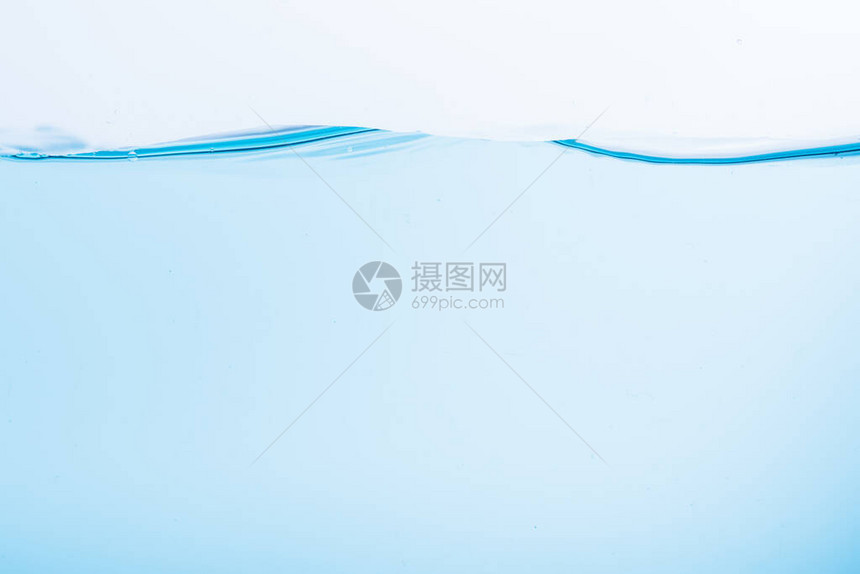 蓝色水浪表面在白色背景图片
