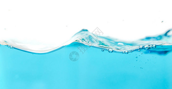 充满空气蓝水浪泡的水喷涌其抽象图片