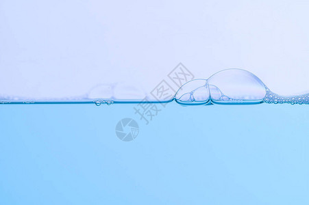 浅蓝色气泡和水白色背景背景图片