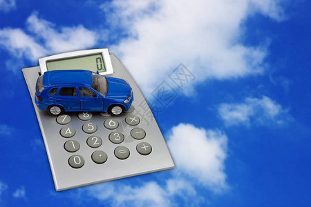 苯球棍模型与车一起在天空背景缝合上用背景