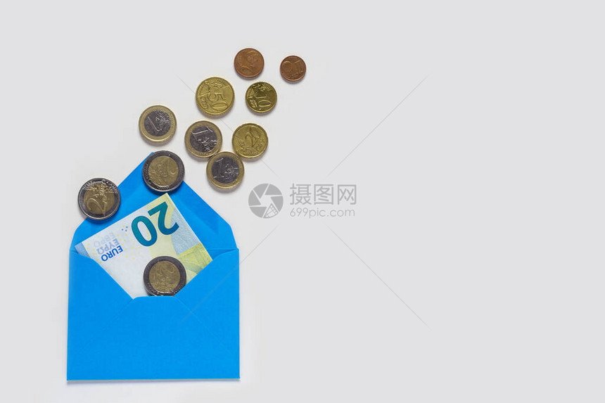 蓝色信封上20欧元的钞票在浅薄的背景之下很多硬币图片