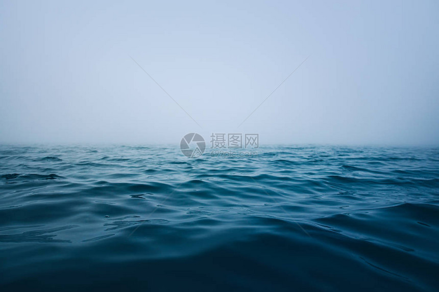 海波纹水与晨雾图片