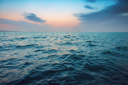 海波纹水和海上日落背景图片