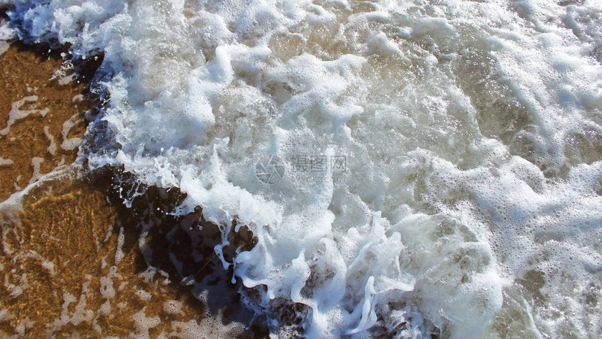 在海滩纹理背景的海浪图片