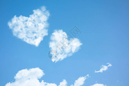 两朵心形的云彩在蓝天翱翔爱情浪漫和幸福关系的概念情人节或婚礼贺卡带有情感表达的纯净背景图片