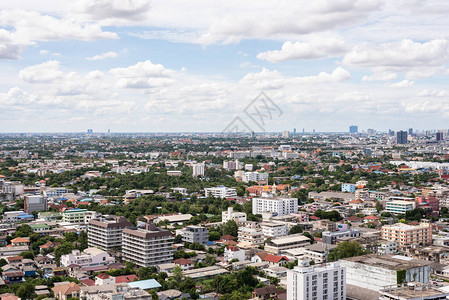 曼谷城市景色与云彩和蓝天的摩天图片