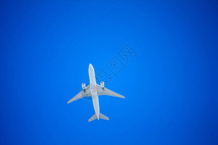 蓝天飞行的飞机图片