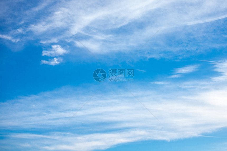 晴朗的蓝天上的白云图片