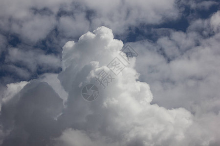 云盖热带天空的云来自泰图片