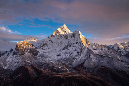 尼泊尔日落的AmaDablam山图片