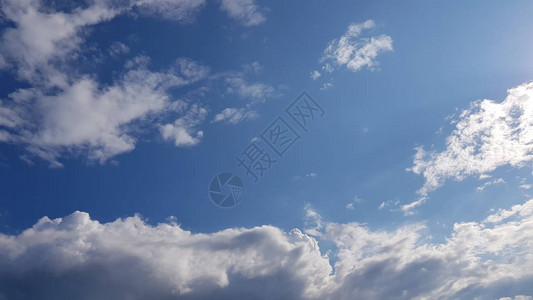 蓝天下蓬松的云彩景图片