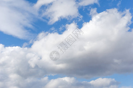蓝天背景纹理上的卷云图片