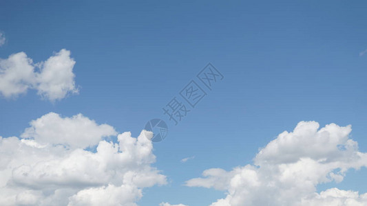 蓝天与云彩在清楚的夏日背景图片