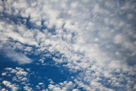 蓝天高空的白云晴朗的天气图片