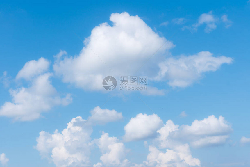 蓝色天空上美丽的云彩在阳光明媚的白图片