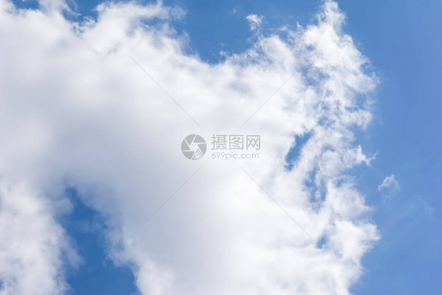 蓝天空上的白云阳光明媚的图片