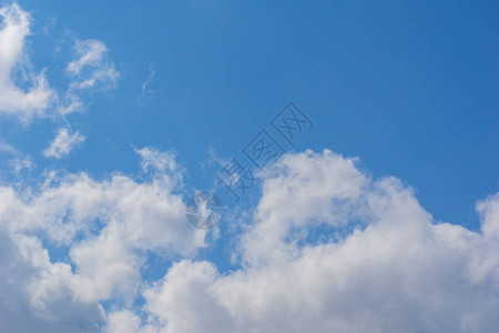 蓝色的天空上美丽的圆云白天的飞云图片