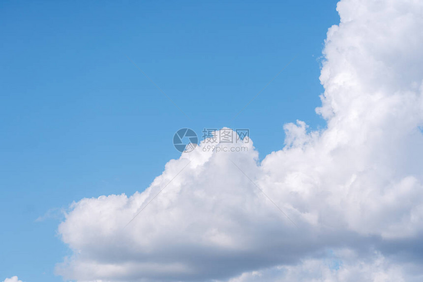 蓝色天空上美丽的云彩在阳光明媚的白图片