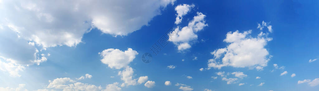 阳光明媚的天上有云彩的全景天空美丽的环状云图片
